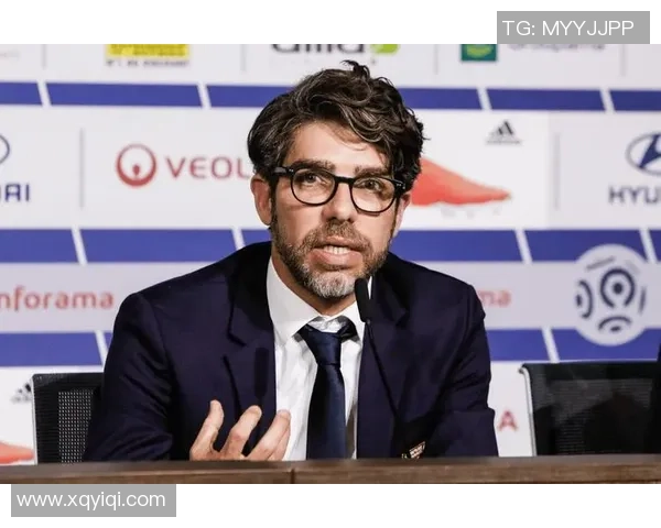 足球帅哥被热议其场上表现与场外魅力引发粉丝狂热追捧与讨论